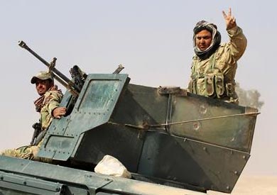 جنود عراقيون يلوحون بعلامة النصر قرب الموصل